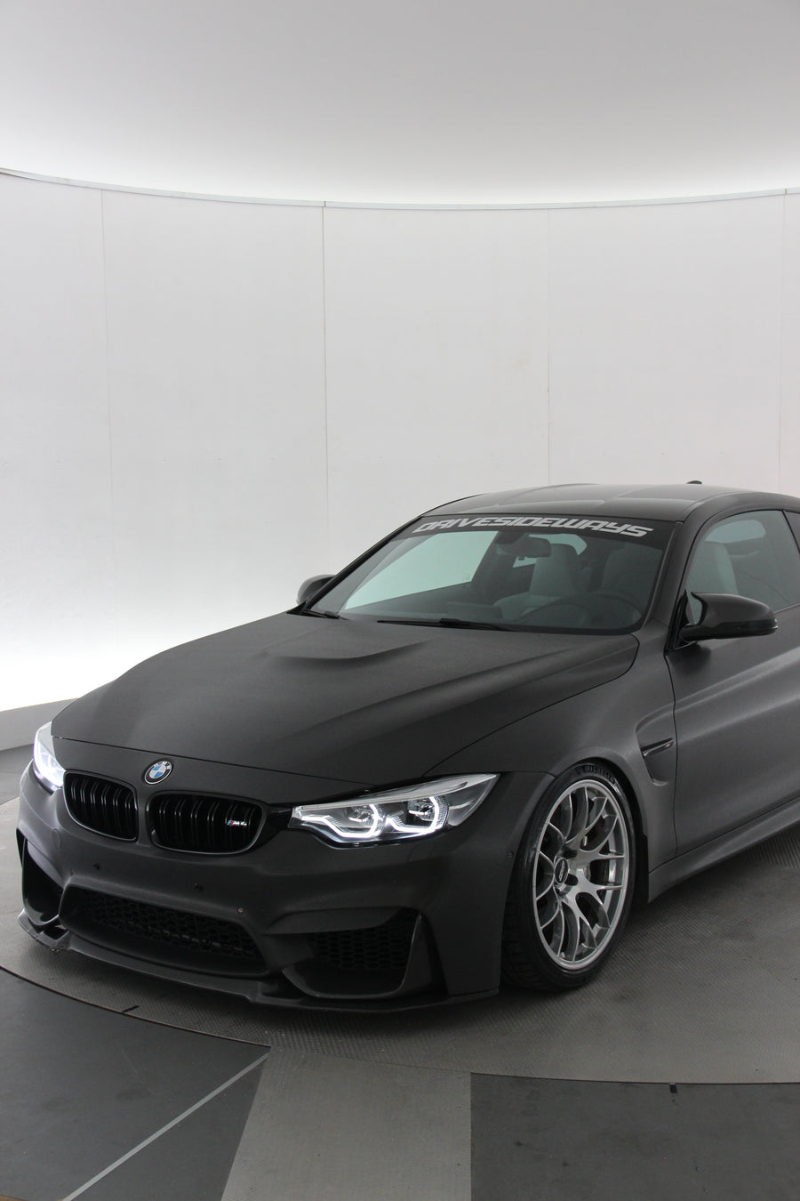 Drive Sideways -tuulilasibanneri BMW M4:ssä