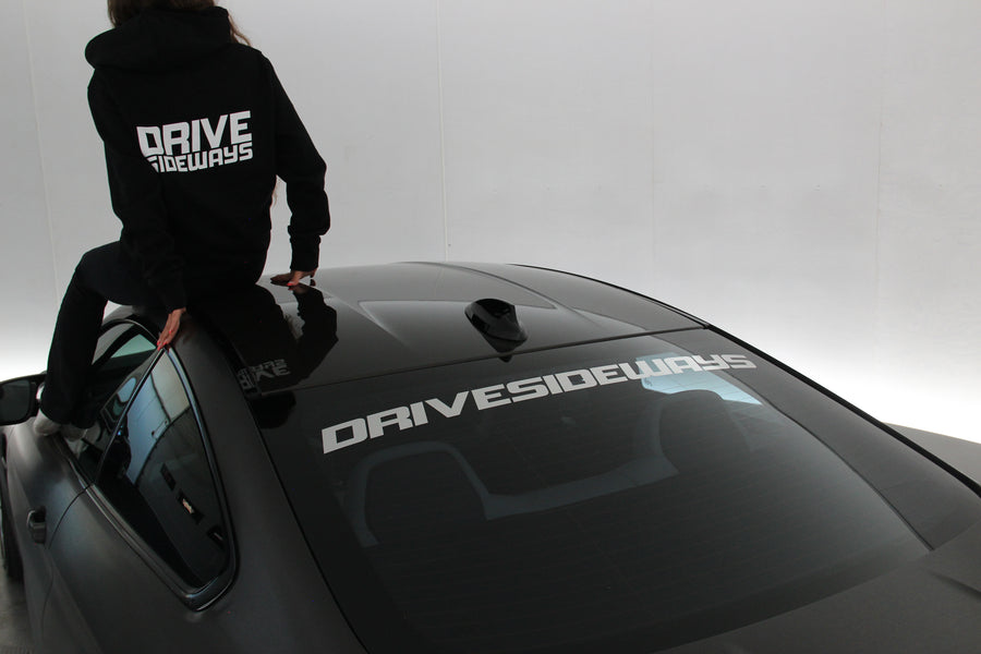 Drive Sideways -takalasibanneri, malli auton katolla