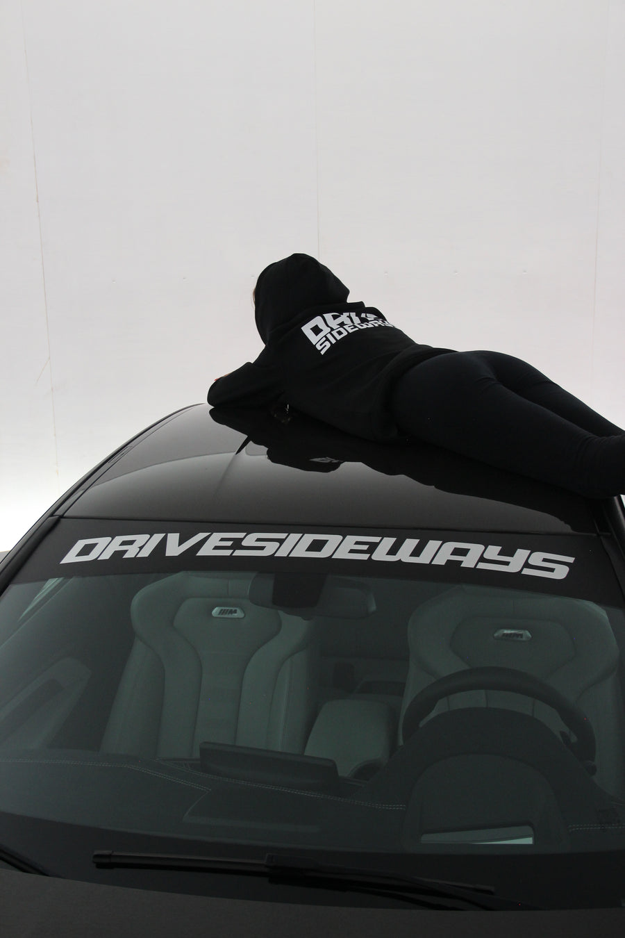 Drive Sideways -tuulilasibanneri lähikuva