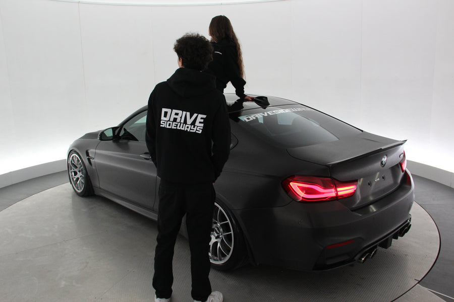 Drive Sideways Hoodie päällä, auton takaa