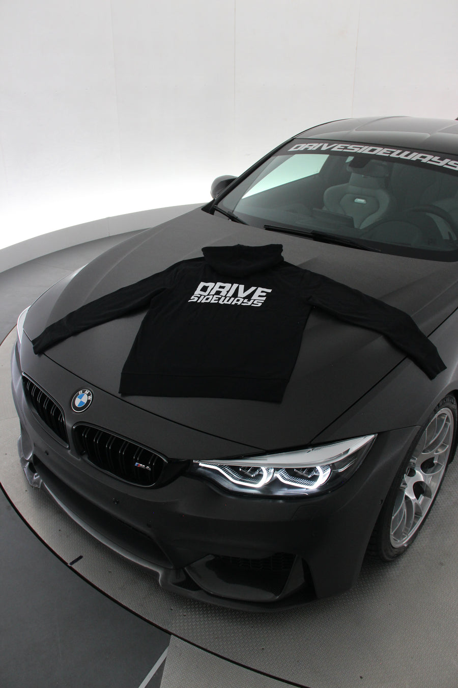 Drive Sideways Hoodie BMW M4:n konepellillä