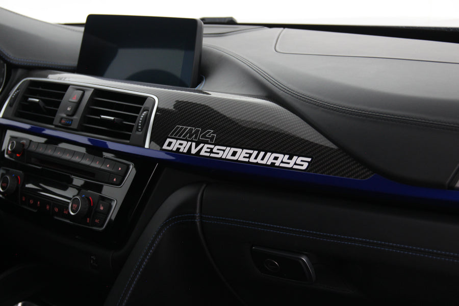 Drive Sideways -kojelautatarra BMW M4:n kojelaudassa